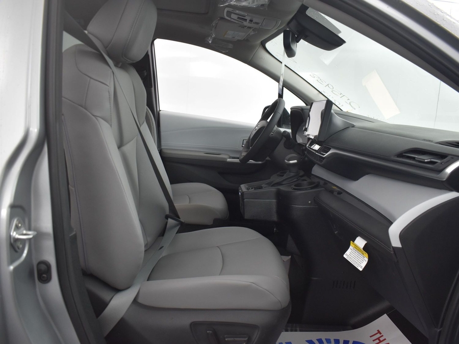 New 2025 Toyota Sienna Hybrid XLE Base - BraunAbility Side Entry Entry Fold Out Automatic Ramp