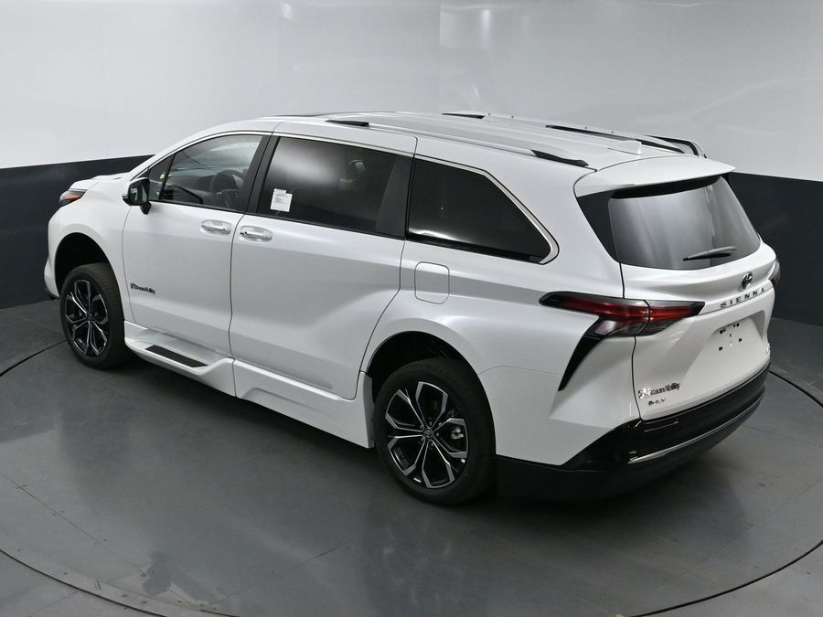 New 2025 Toyota Sienna Hybrid Platinum - BraunAbility Side Entry Entry Fold Out Automatic Ramp