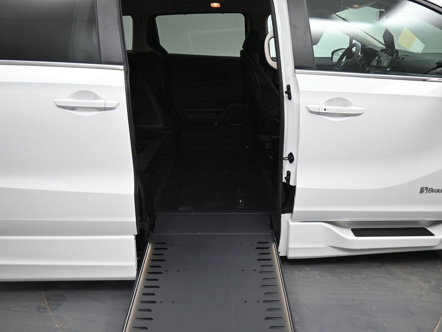 White Honda Odyssey image number 11