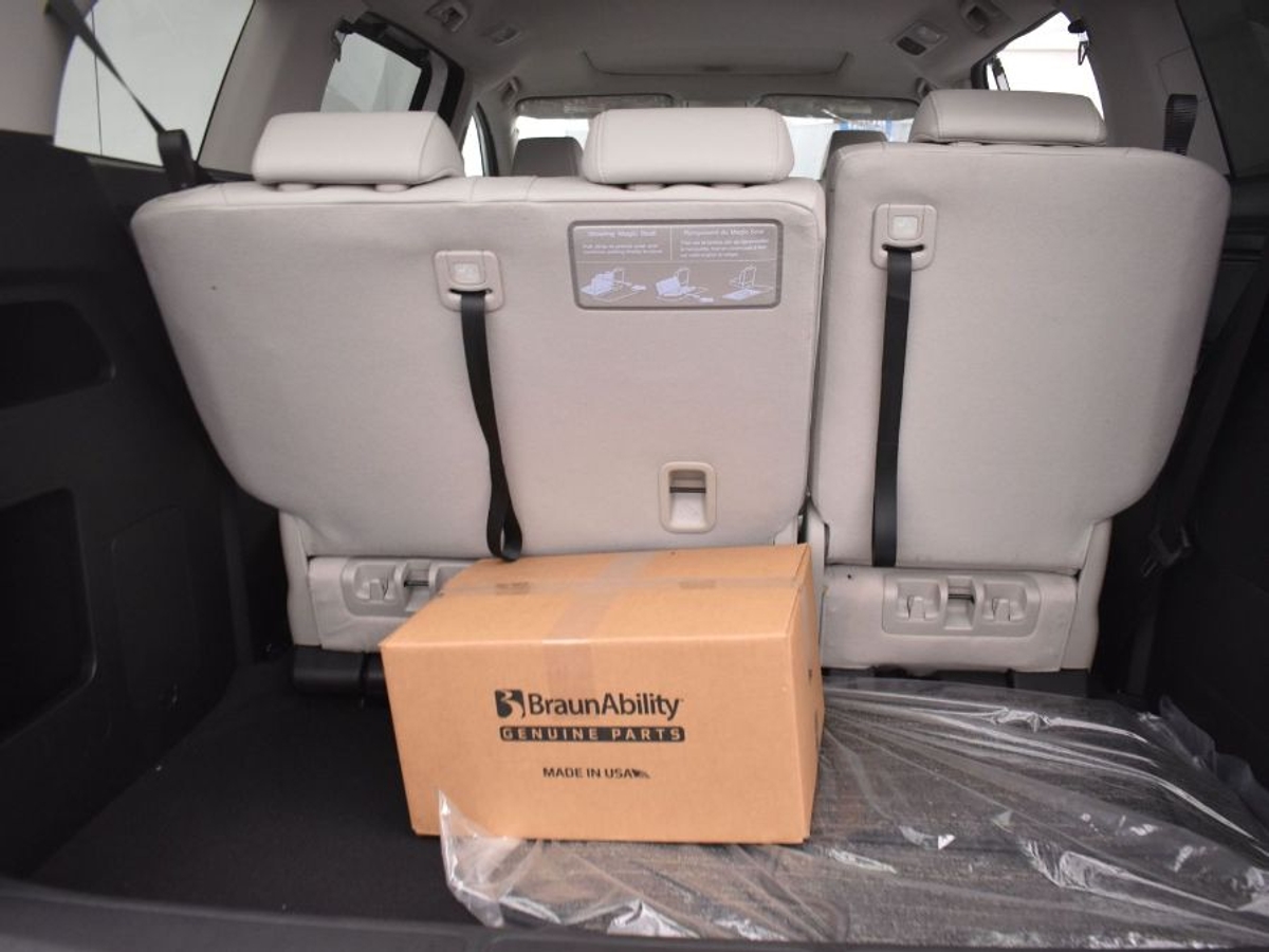 White Honda Odyssey image number 13