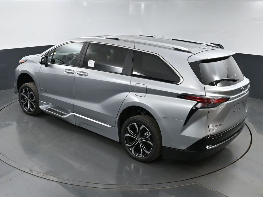 New 2025 Toyota Sienna Hybrid Platinum - BraunAbility Side Entry Entry Fold Out Automatic Ramp
