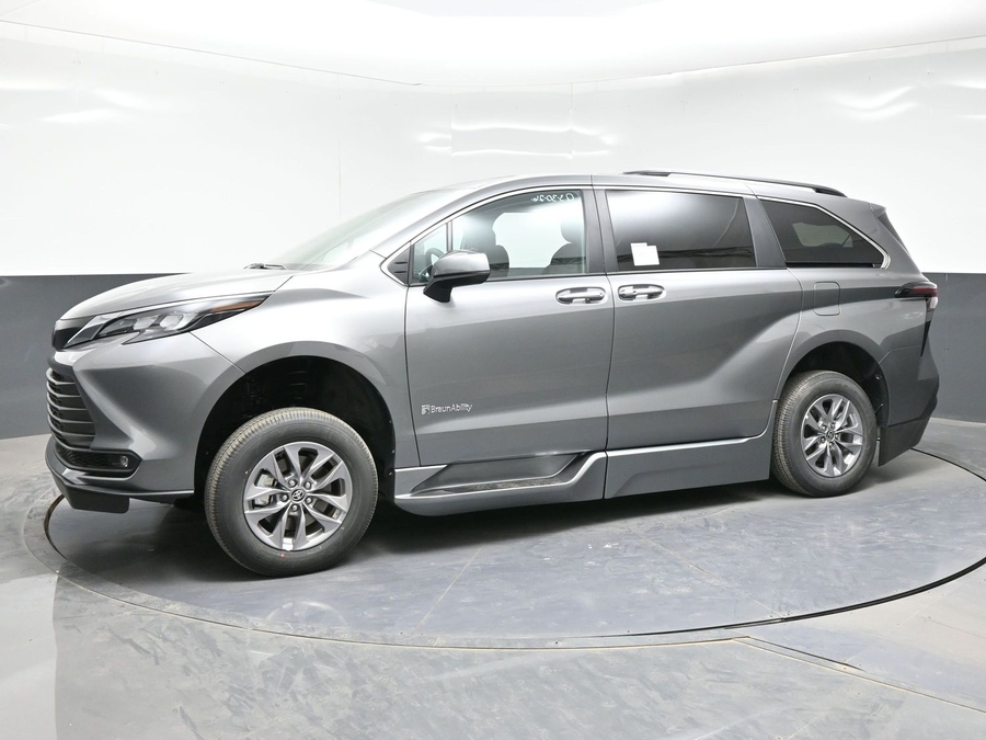 Grey Toyota Sienna image number 2