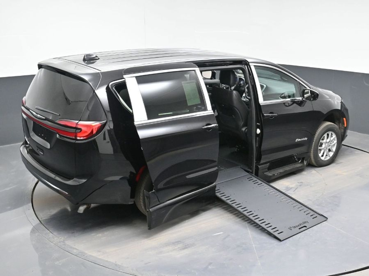 Black Chrysler Pacifica image number 11