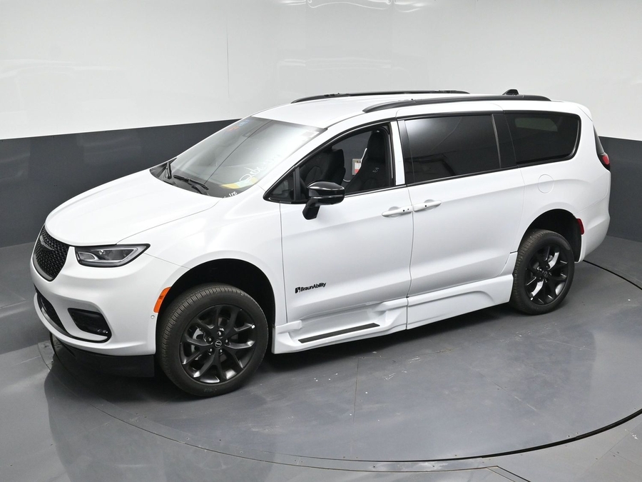 White Chrysler Pacifica image number 19