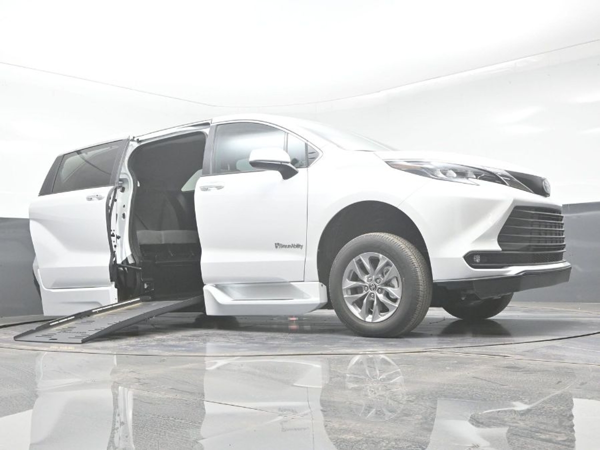 2025 TOYOTA SIENNA - Image 9