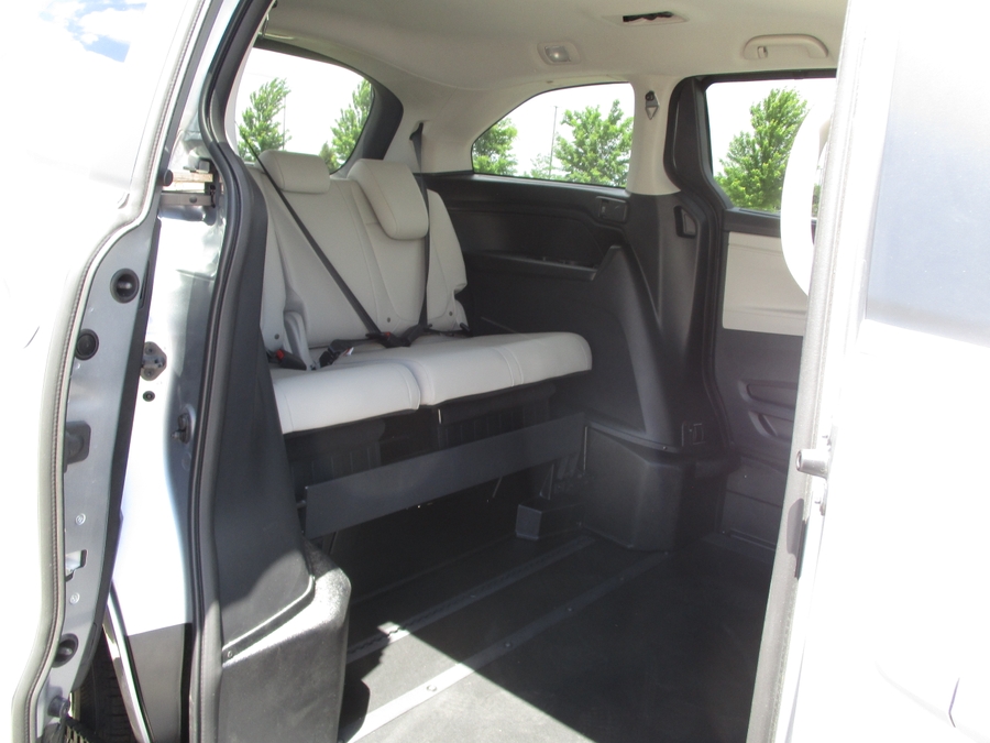 Silver Honda Odyssey image number 5
