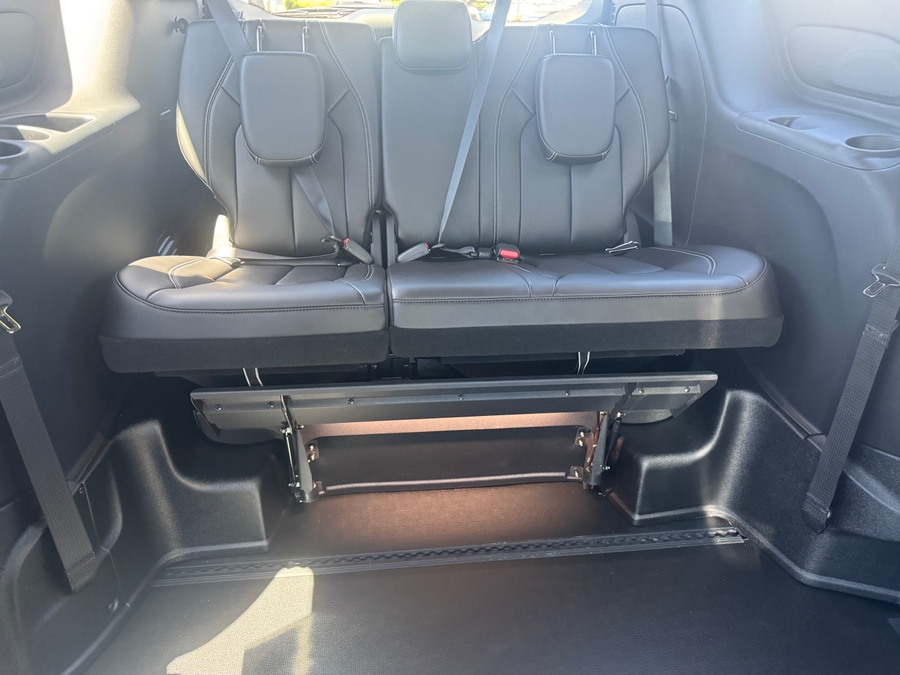 Black Chrysler Pacifica image number 19