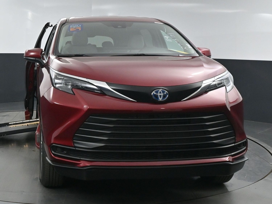 New 2025 Toyota Sienna Hybrid LE - BraunAbility Side Entry Entry Fold Out Automatic Ramp