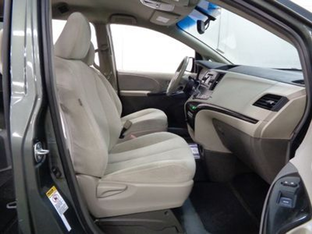 2014 TOYOTA SIENNA - Image 6