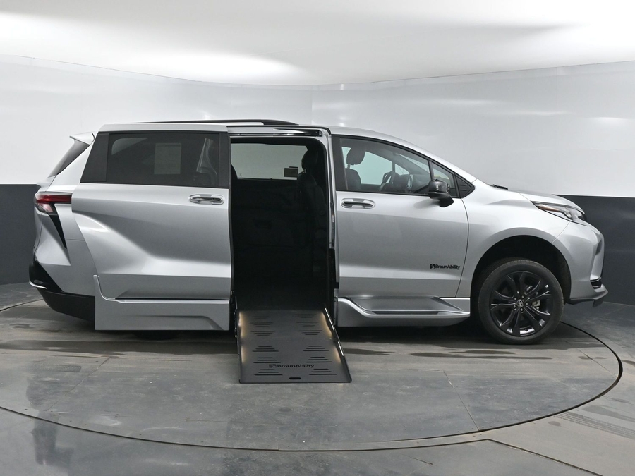 New 2025 Toyota Sienna Hybrid XSE - BraunAbility Side Entry Entry Fold Out Automatic Ramp