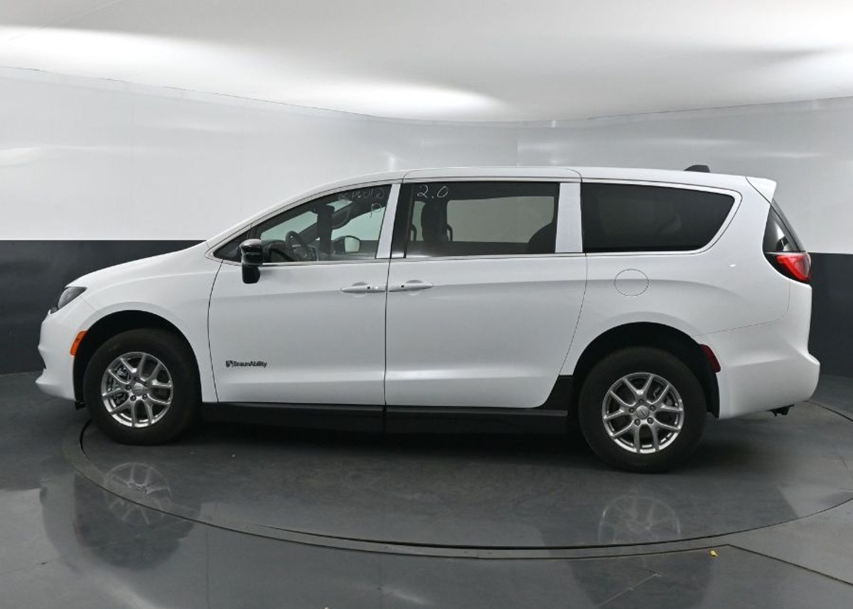 2025 CHRYSLER VOYAGER - Image 4