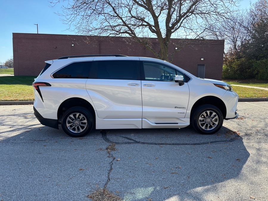 Used 2021 Toyota Sienna Hybrid XLE Base - BraunAbility Side Entry Entry Fold Out Automatic Ramp