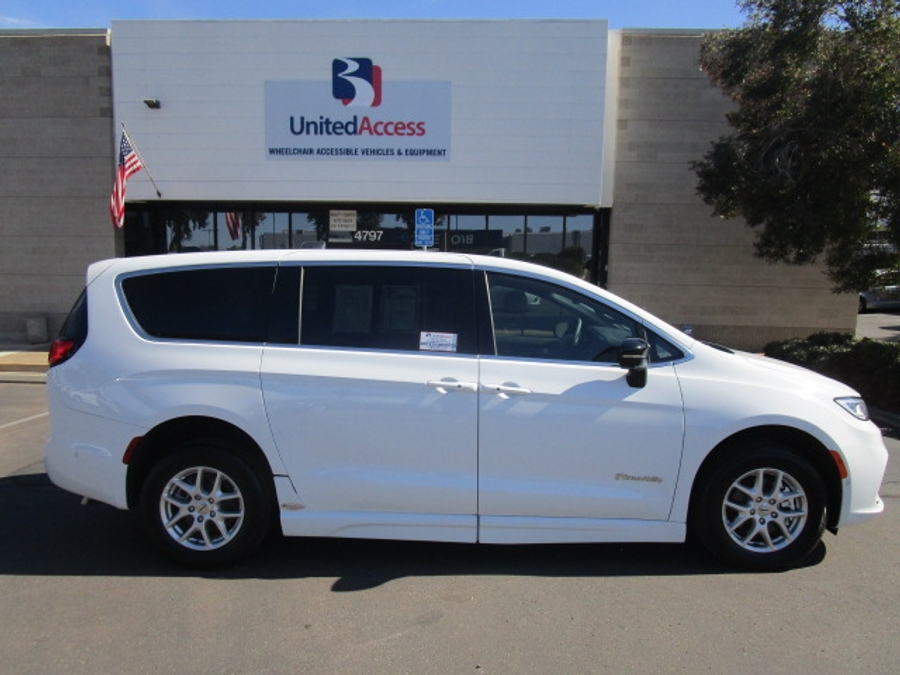 New 2025 Chrysler Pacifica Select Safety - BraunAbility Side Entry Entry Fold Out Automatic Ramp