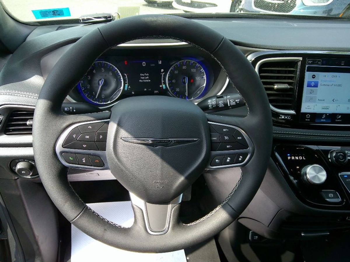 2025 CHRYSLER PACIFICA - Image 13