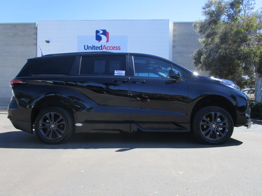 New 2025 Toyota Sienna Hybrid XSE Sport - BraunAbility Side Entry Entry Fold Out Automatic Ramp