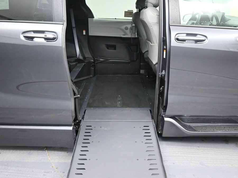 New 2025 Toyota Sienna Hybrid XLE Base - BraunAbility Side Entry Entry In Floor Automatic Ramp