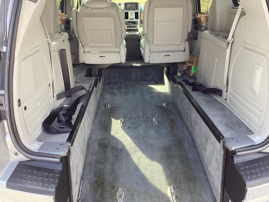  Chrysler Town and Country image number 7