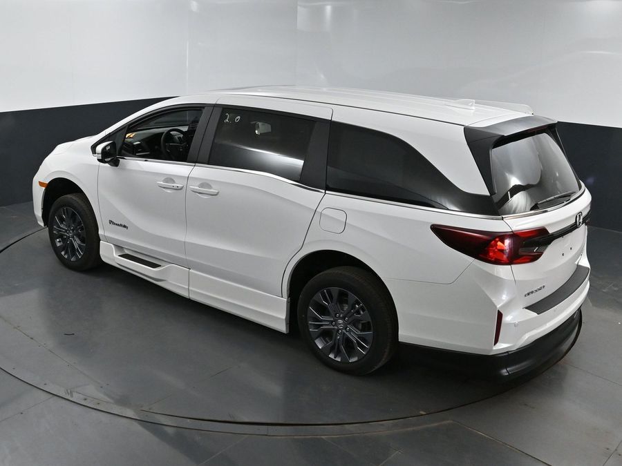 New 2025 Honda Odyssey Touring - BraunAbility Side Entry Entry In Floor Automatic Ramp