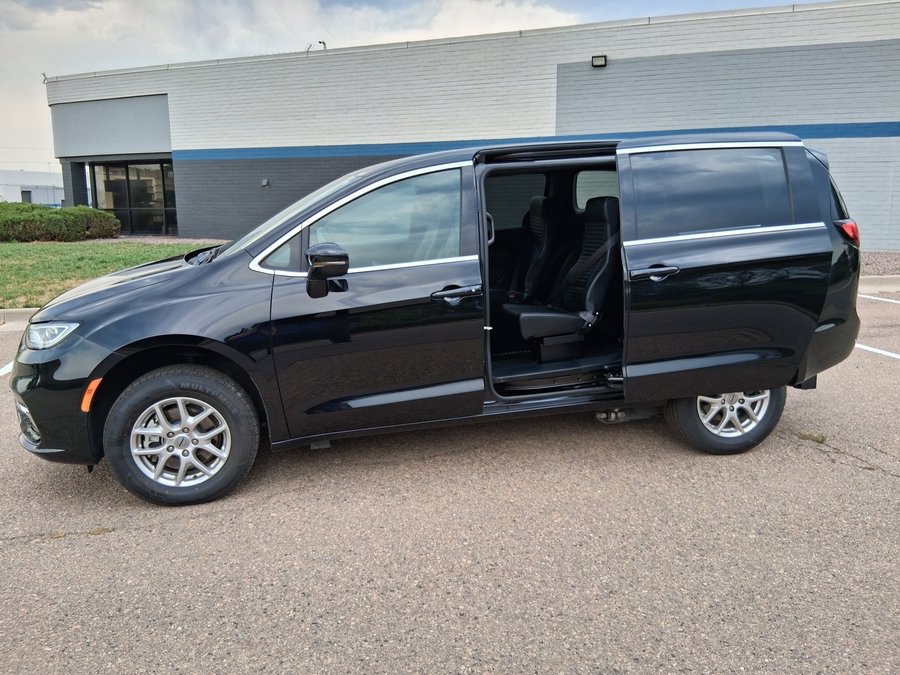 Black Chrysler Pacifica image number 17