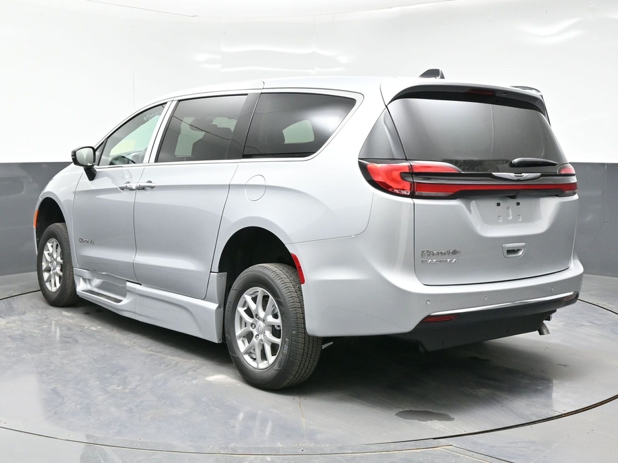 Silver Chrysler Pacifica image number 2
