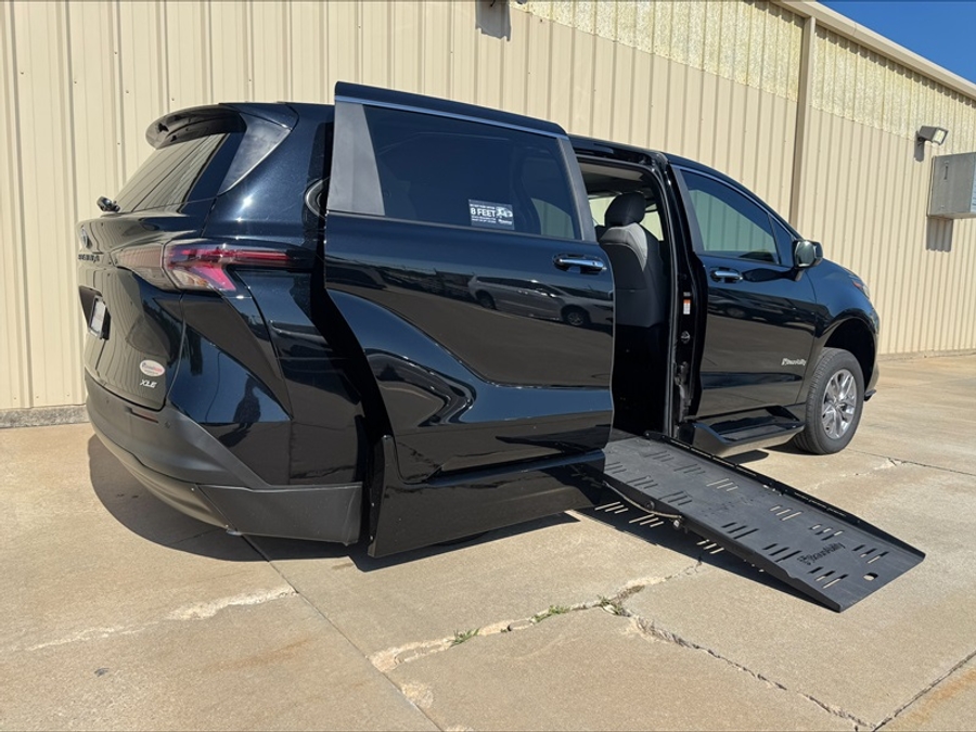 Used 2025 Toyota Sienna Hybrid XLE - BraunAbility Side Entry Entry Fold Out Automatic Ramp