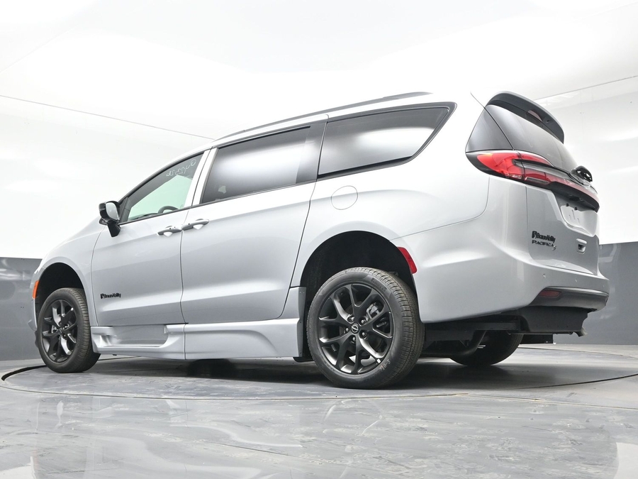 New 2026 Chrysler Pacifica Select Sport - BraunAbility Side Entry Entry Fold Out Automatic Ramp