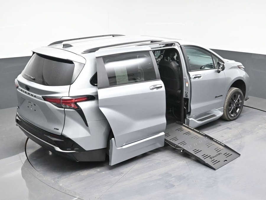 New 2025 Toyota Sienna Hybrid XSE Sport - BraunAbility Side Entry Entry Fold Out Automatic Ramp