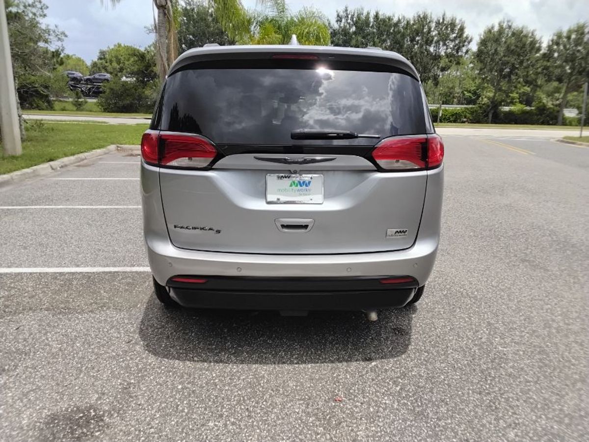 Silver Chrysler Pacifica image number 2