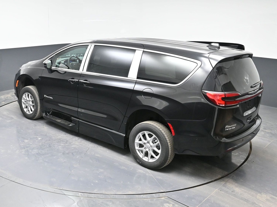 Black Chrysler Pacifica image number 24