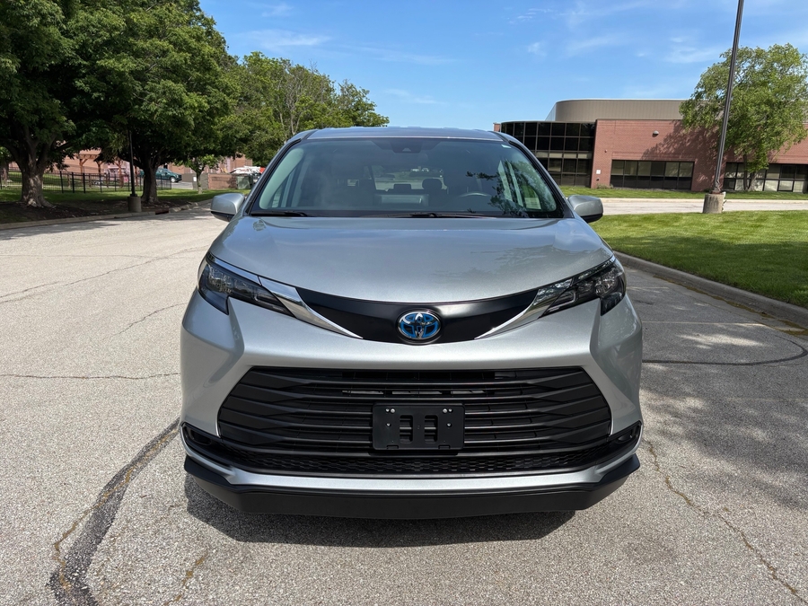 Used 2024 Toyota Sienna Hybrid LE - BraunAbility Side Entry Entry Fold Out Automatic Ramp