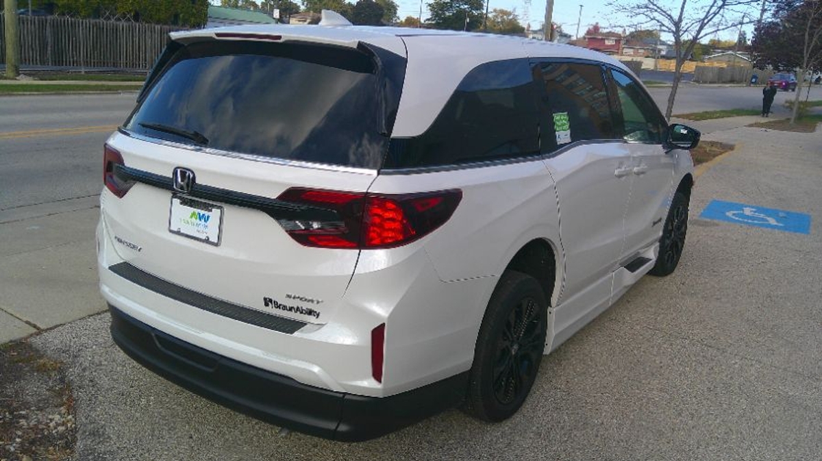 White Honda Odyssey image number 6