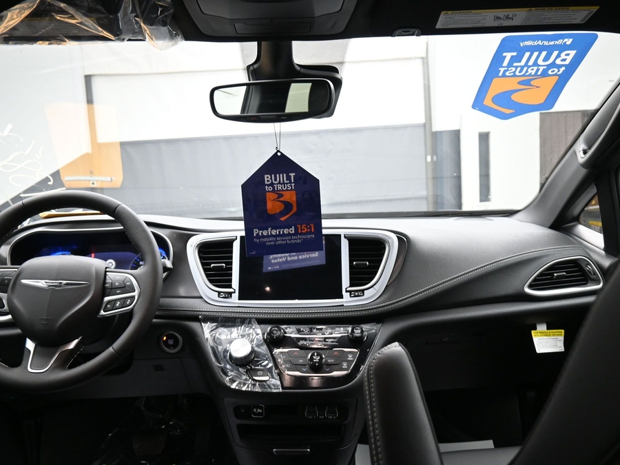 Black Chrysler Pacifica image number 12