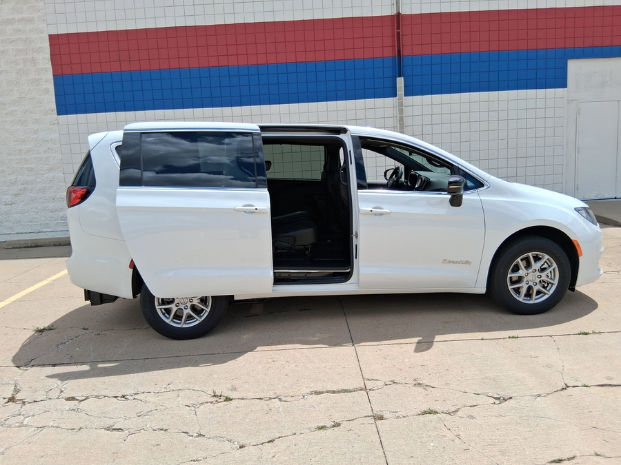 White Chrysler Voyager image number 4