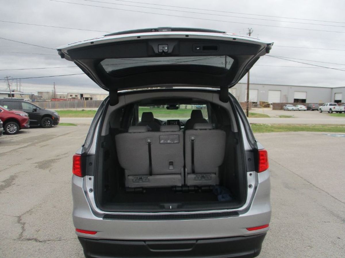 Silver Honda Odyssey image number 10