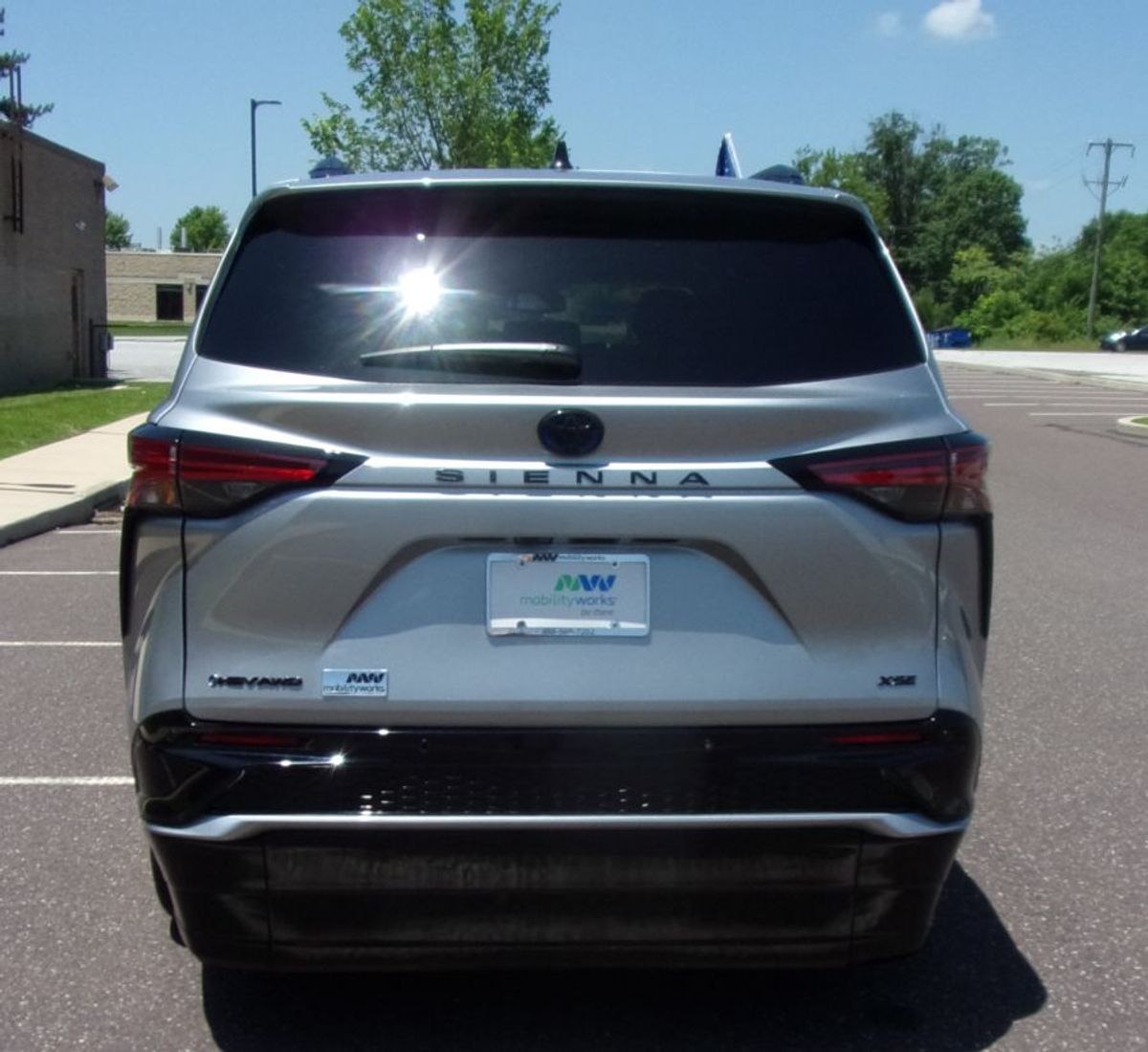 Silver Toyota Sienna image number 5