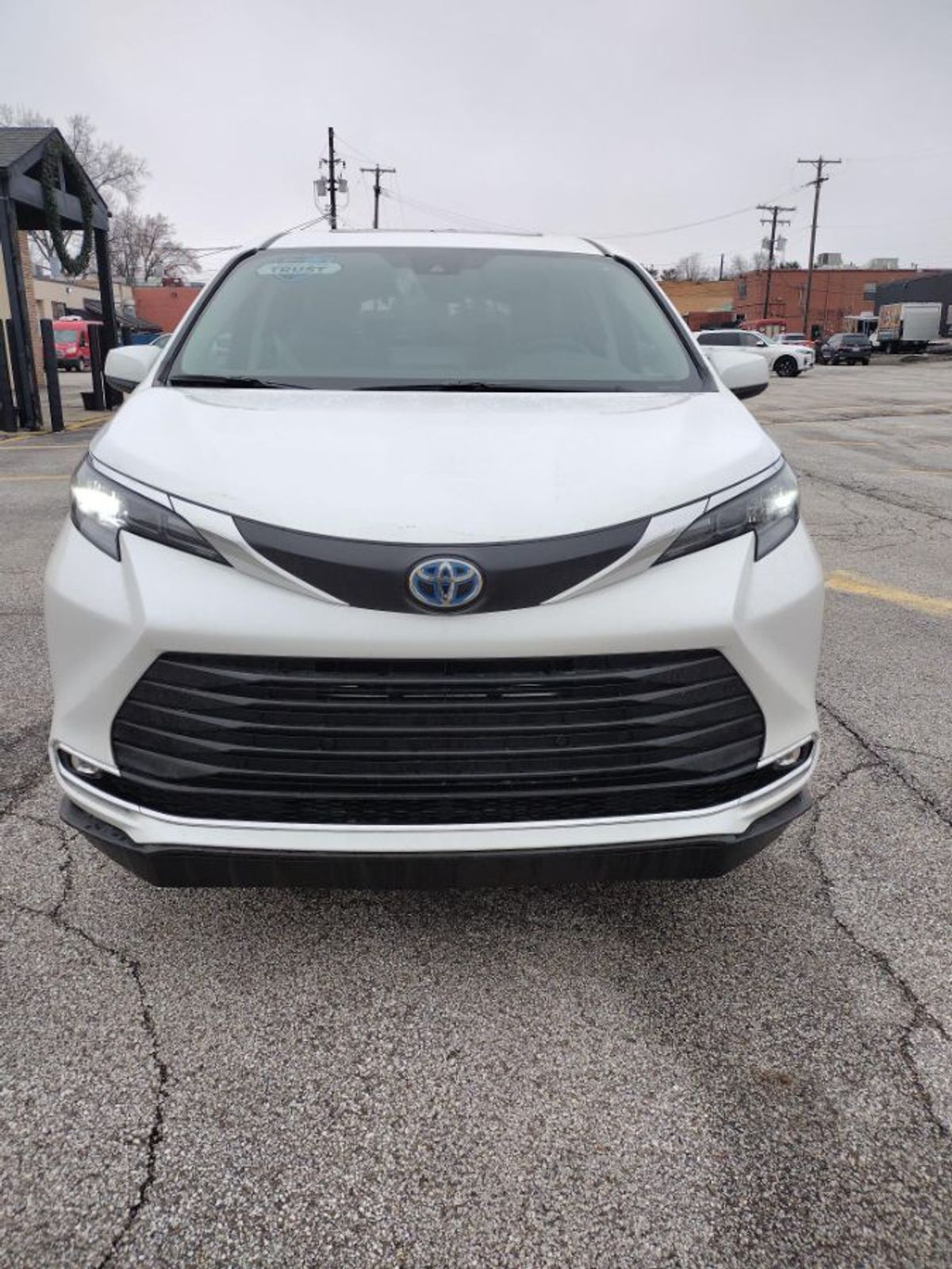 White Toyota Sienna image number 15