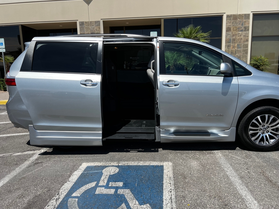 Used 2020 Toyota Sienna XLE - BraunAbility Side Entry Entry In Floor Automatic Ramp