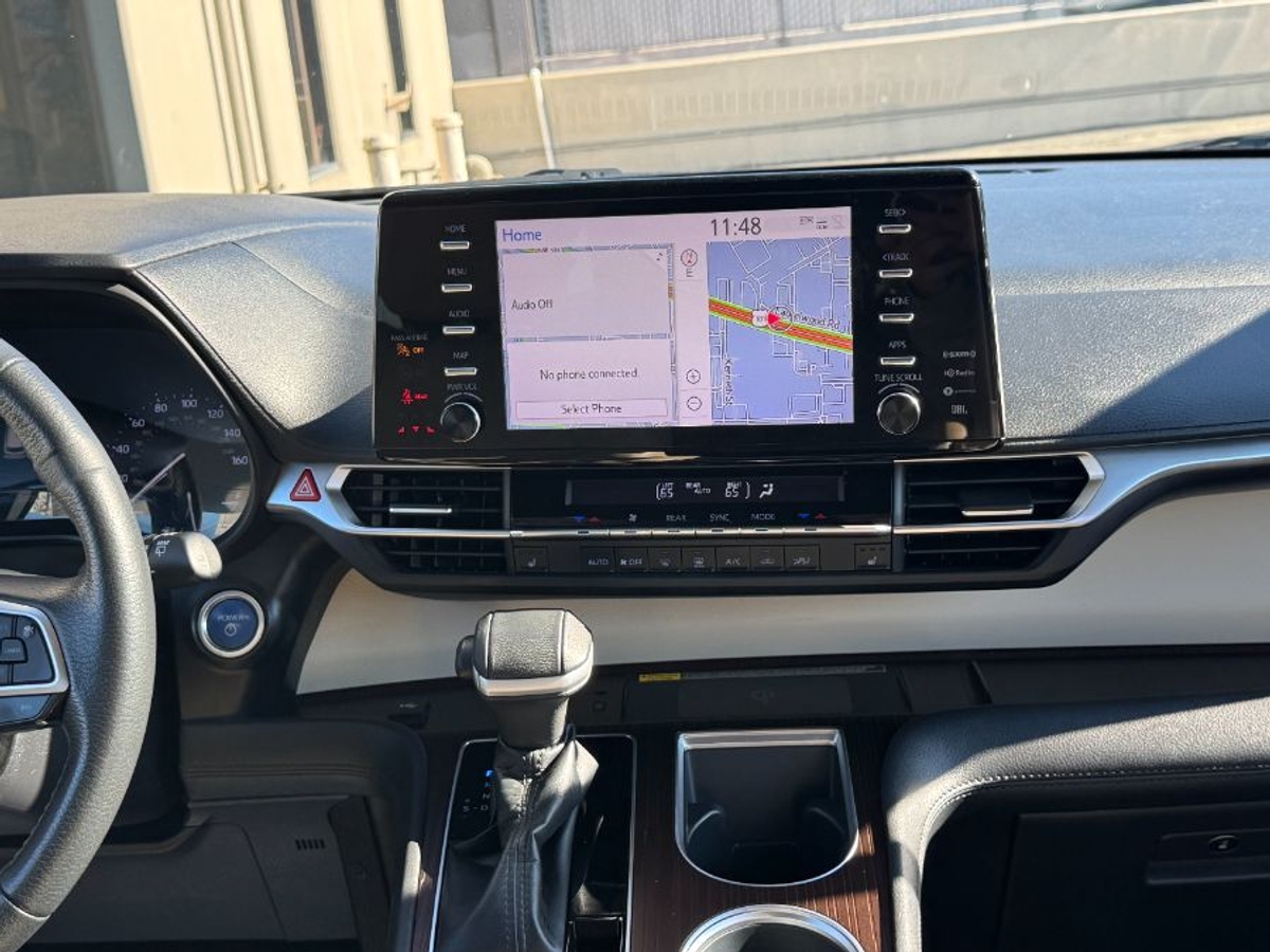 Silver Toyota Sienna image number 9