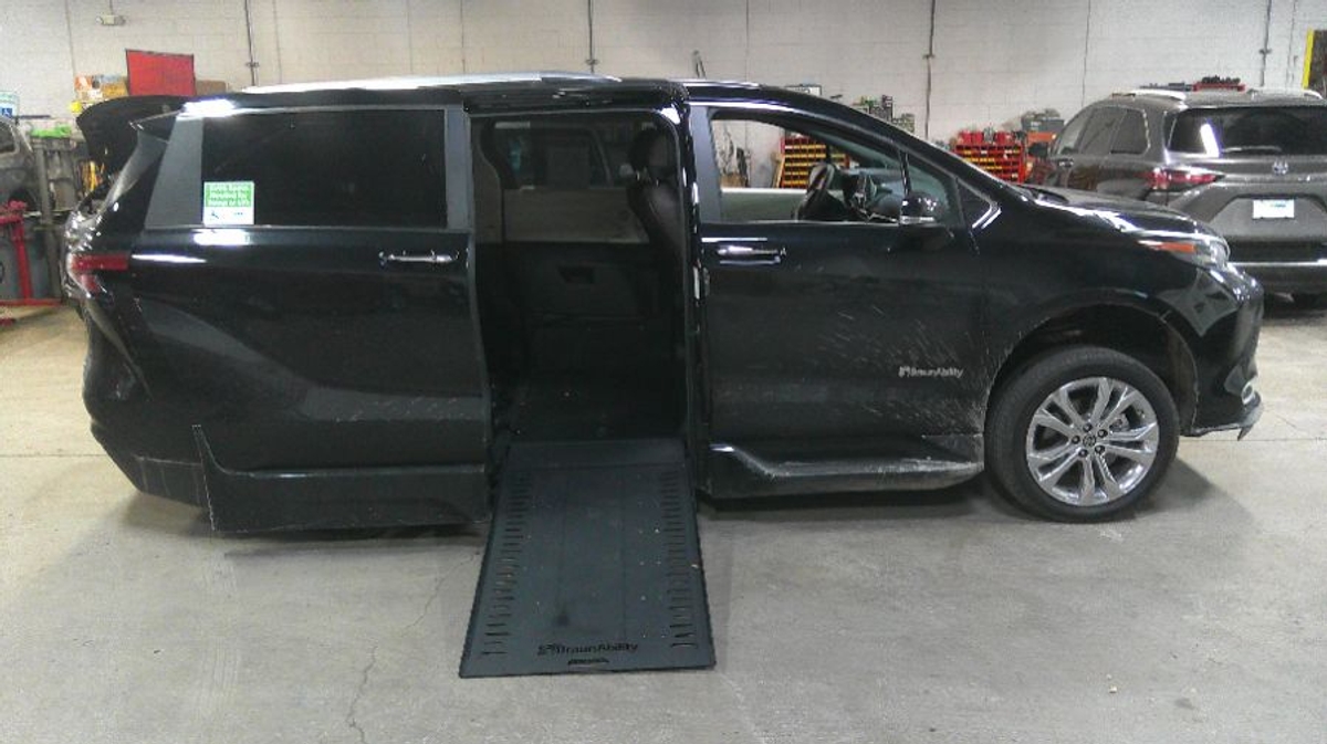 2024 TOYOTA SIENNA - Image 11