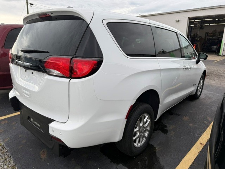 White Chrysler Voyager image number 3