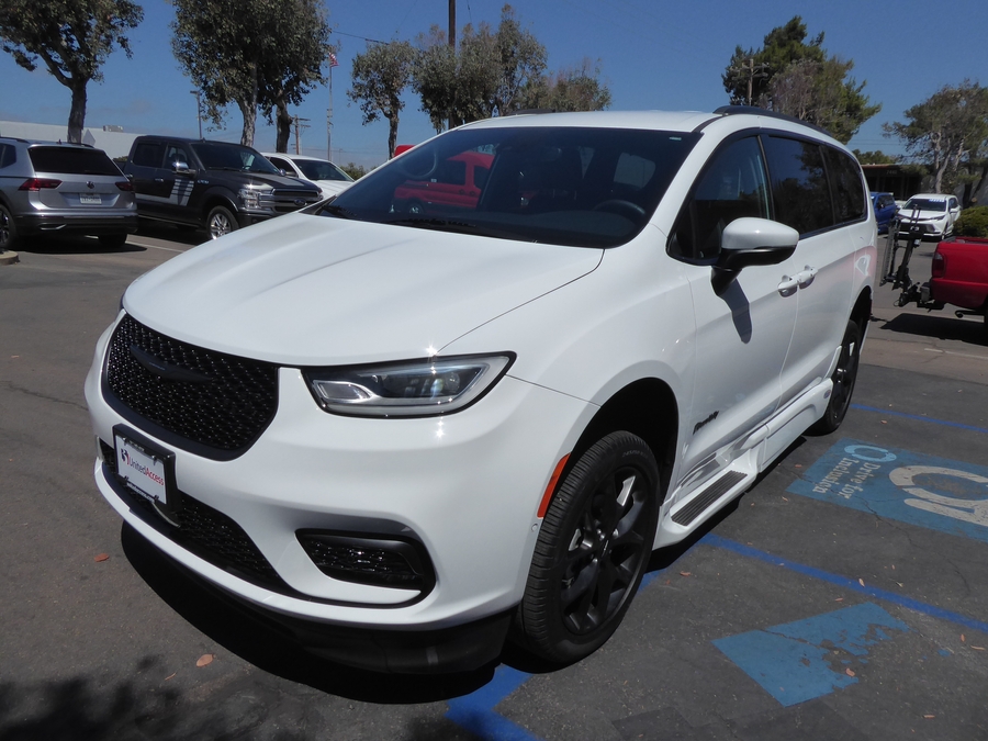Used 2023 Chrysler Pacifica Touring L - BraunAbility Side Entry Fold Out Automatic Ramp