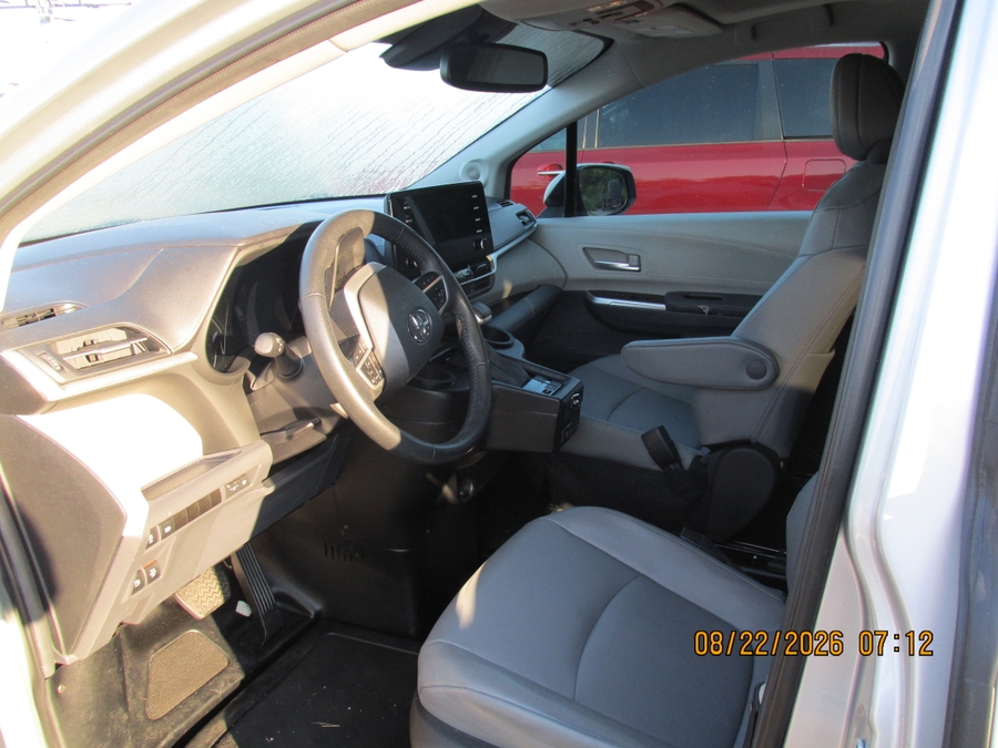 Silver Toyota Sienna image number 10