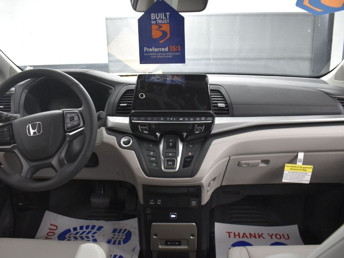 White Honda Odyssey image number 12