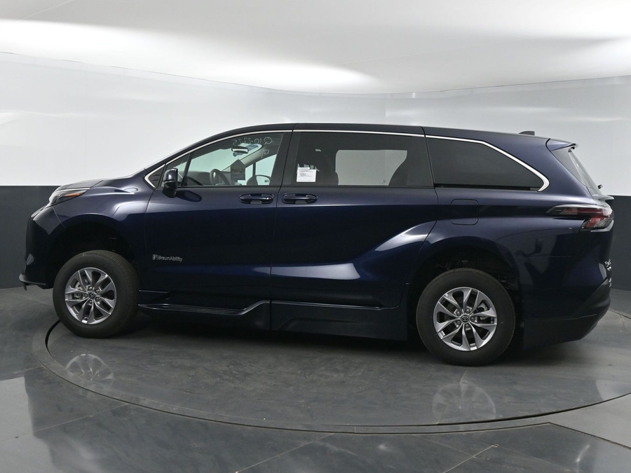 New 2025 Toyota Sienna Hybrid LE - BraunAbility Side Entry Entry Fold Out Automatic Ramp