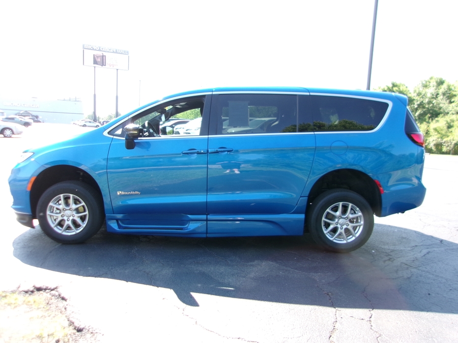 Blue Chrysler Pacifica image number 15