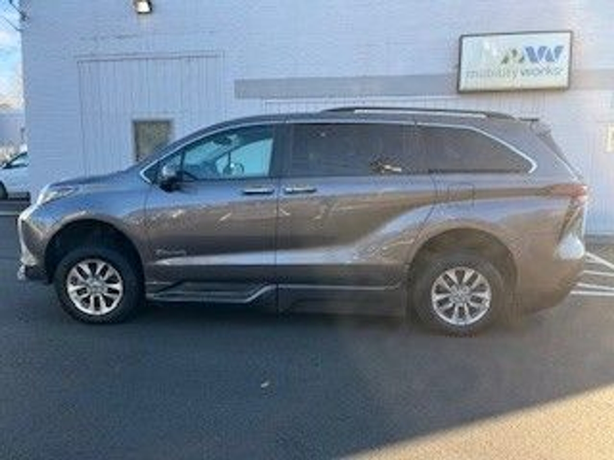 2022 TOYOTA SIENNA - Image 3