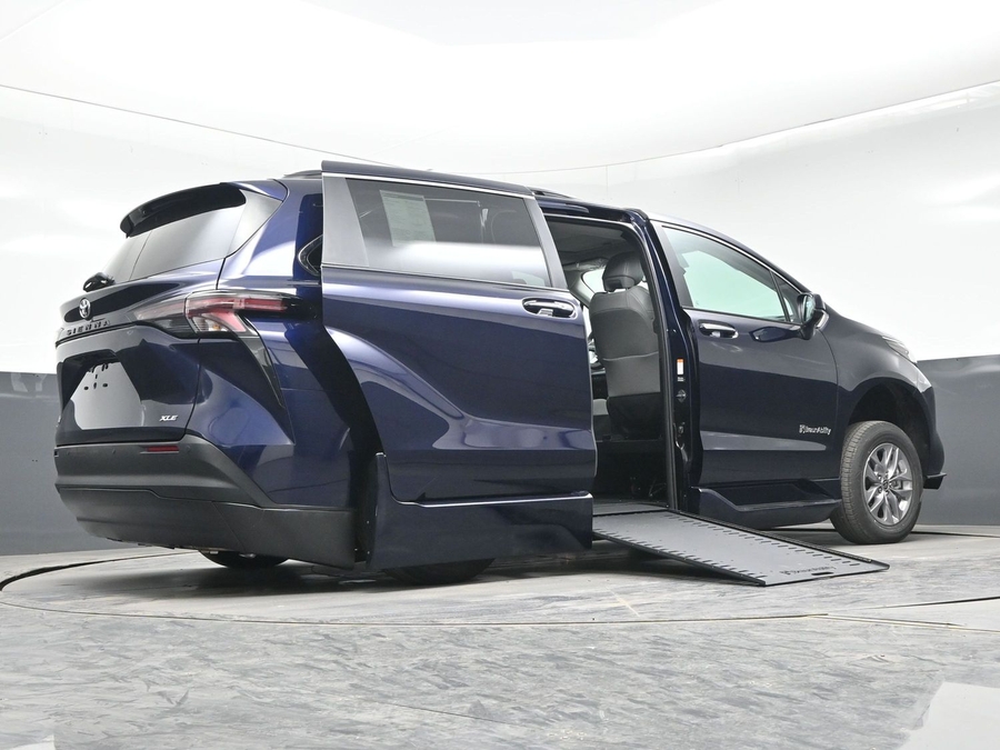 New 2026 Toyota Sienna Hybrid XLE Add - BraunAbility Side Entry Entry In Floor Automatic Ramp