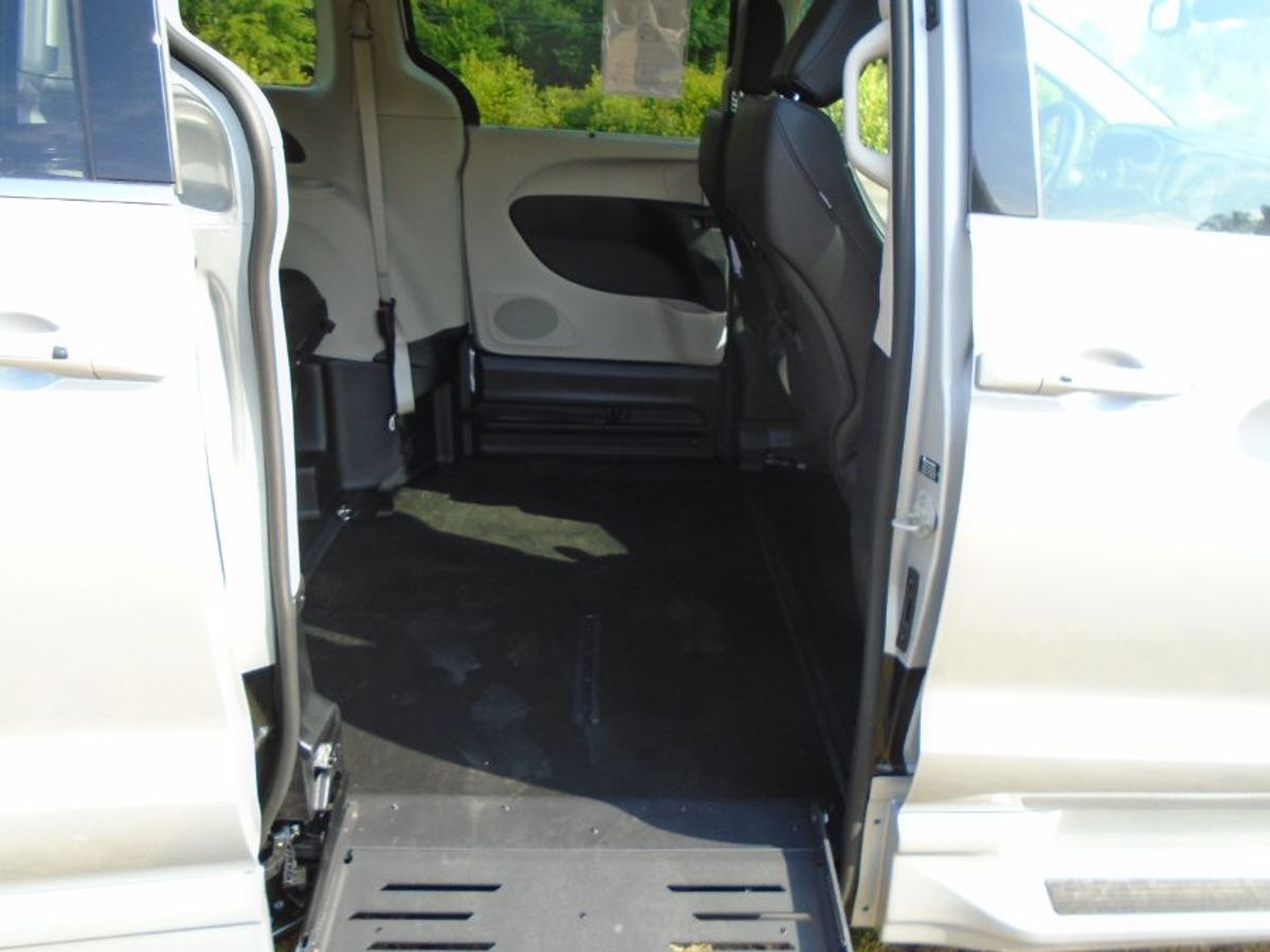 Silver Chrysler Pacifica image number 17
