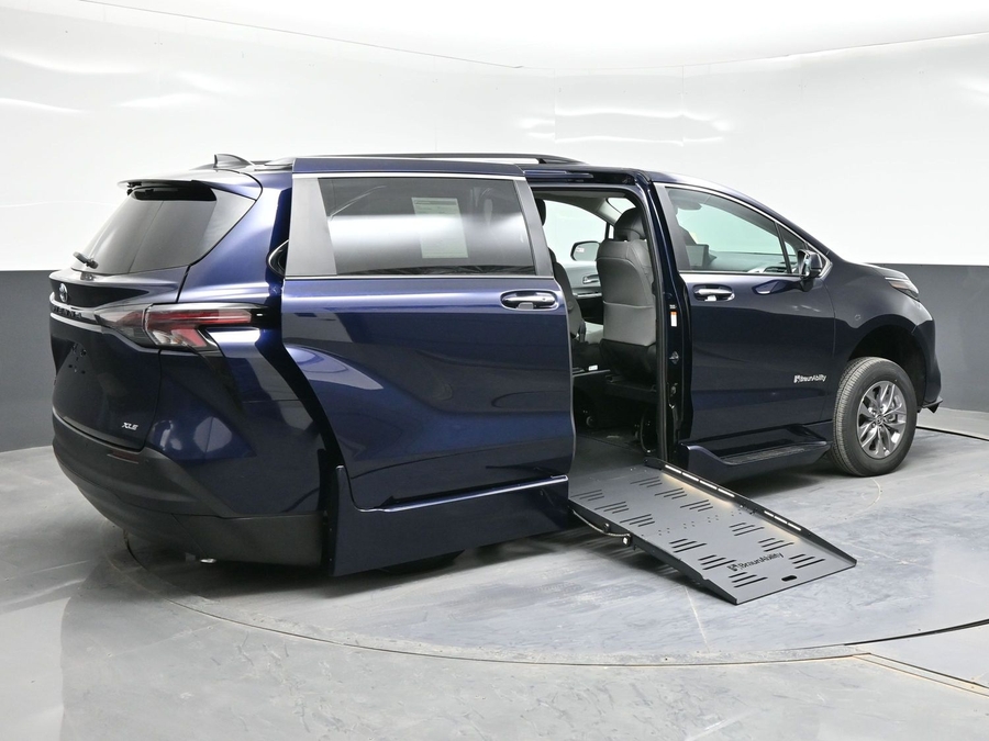 New 2026 Toyota Sienna Hybrid XLE Base - BraunAbility Side Entry Entry Fold Out Automatic Ramp
