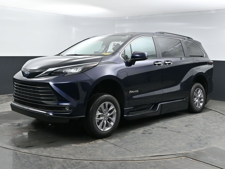 New 2025 Toyota Sienna Hybrid XLE Plus - BraunAbility Side Entry Entry In Floor Automatic Ramp
